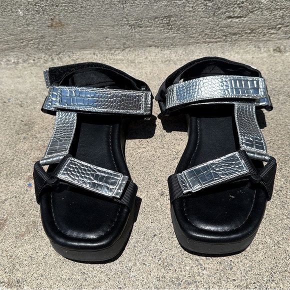 Marc Fisher Women's Alligator Print Velcro Strap Shoes sandals - Picture 1 of 3